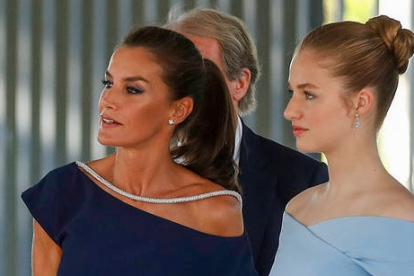 La reina Letizia y la princesa Leonor, ayer en los Premios Princesa de Girona. DL