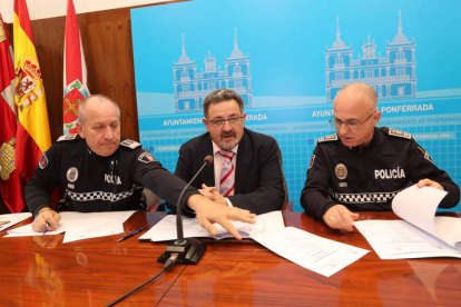 El intendente, Carlos Fernández y miembros de la Policía Municipal.