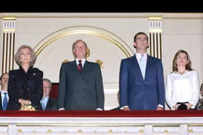 Y la foto de rigor no se hizo esperar. Juan Carlos, Sofía, Felipe y Letizia, juntos en el palco.