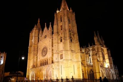 Emblema de León, la catedral en horas nocturnas;la luz ornamental va a sufrir algunas variaciones severas con el decreto del Gobierno. FERNANDO OTERO