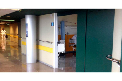 Imagen de archivo de una de las plantas del complejo hospitalario de León. BRUNO MORENO