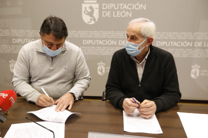 Firma del acuerdo de colaboración entre la IGP Alubia de La Bañeza y la Diputación de León. MARCIANO PÉREZ