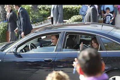 Tras varios minutos de atención a los medios y a los curiosos que se dieron cita en la clínica, los Príncipes abandonaron el lugar en su propio coche.