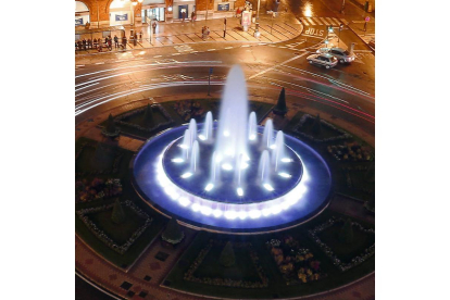 La fuente de Santo Domingo se iluminará mañana de azul.