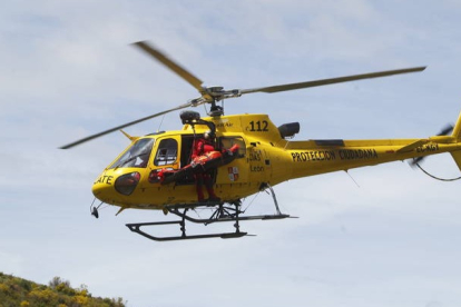 El cuerpo del peregrino fallecido fue trasladado hasta el Hospital El Bierzo por un helicóptero de rescate para la realización de la autopsia. DL
