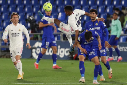 El brasileño del Madrid Rodrygo despeja un balón, en uno de los lances del encuentro ante el Getafe. KIKO HUESCA