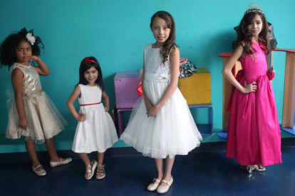 Las niñas aspirantes a modelos profesionales posan ante las cámaras como en un cuento de princesas. SÁSHENKA GUTIÉRREZ