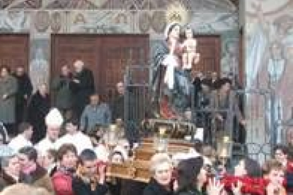 Un momento de la procesión de la imagen de la Virgen de las Candelas