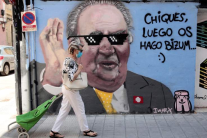 Un grafiti del rey emérito, Juan Carlos I, firmado por el artista J. Warx, ayer en una calle de Valencia. BIEL ALIÑO