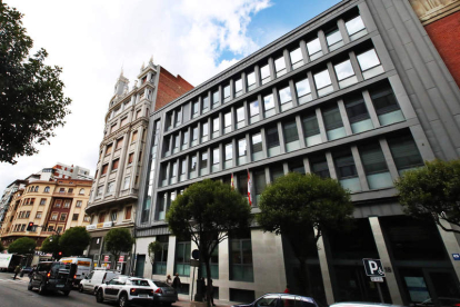 Sede la Agencia Tributaria en León, en la avenida Gran Vía de San Marcos. RAMIRO
