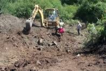 La imagen muestra un momento de los trabajos de exhumación que comenzaron el viernes en La Retuerta