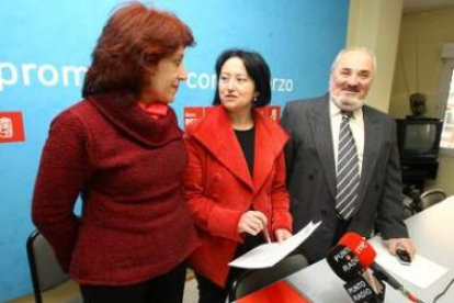 Victorina Alonso, Ángel Marqués y Pedro Nieto, en la sede del PSOE de Ponferrada