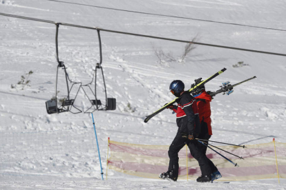 Las rachas de viento no impidieron la llegada de esquiadores. J.. F. SALVADORES