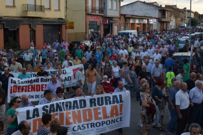 Imagen de la multitudinaria manifestación en defensa de la Sanidad Rural que tuvo lugar ayer por la tarde en Valderas. MEDINA