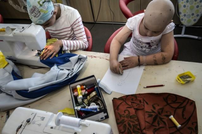 Dos niños, en un taller de manualidadaes, en un centro de tratamiento del cáncer de Lyón.