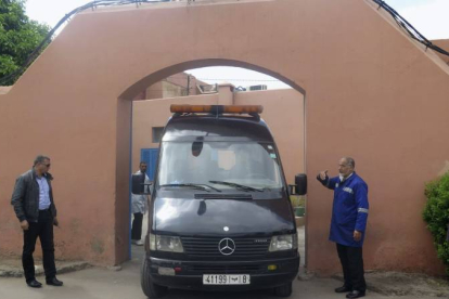 Furgón funerario que traslada los féretros de los montañeros españoles Gustavo Virués y José Antonio Martínez, tras concluir su autopsia en la morgue de la ciudad de Marrakech.