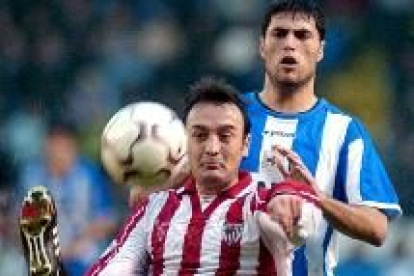 Lacruz (delante) trata de controlar la pelota ante la presencia de Diego Tristán