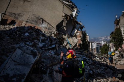 Un miembro del equipo de rescate de Australia inspecciona un edificio afectado por el terremoto de Turquía. MARTIN DIVISEK