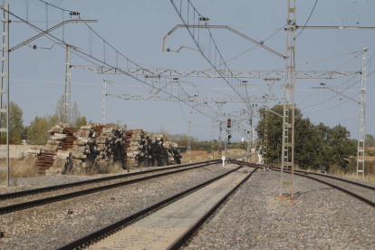 Imagen de un tramo de vía junto a la estación de Villadangos, próximo al lugar en el que se enlazará la vía al muelle de carga. RAMIRO.