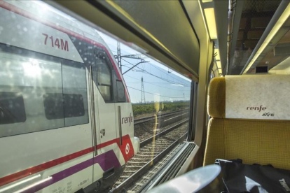 Momento del adelantamiento del AVE por parte de un Cercanías, el 22 de enero, en el trayecto inaugural de la línea Madrid-Castellón.