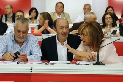 José Antonio Griñan, Alfredo Pérez Rubalcaba y Elena Valenciano, esta mañana, en el comite federal del PSOE.