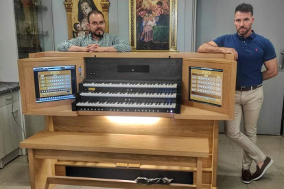 Pedro Antonio Andrés García y Javier Alonso Fernández, de Restaurart, son los artífices del nuevo órgano de la Basílica de la Candelaria, patrona del archipiélago canario. DL