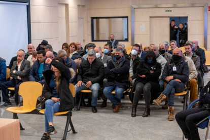 Ana María Cameno (delante), conocida como la Reina de Coca, junto al resto de acusados comparece ante el tribunal de la Audiencia Nacional en el arranque del juicio a Los Miami  FERNANDO VILLAR