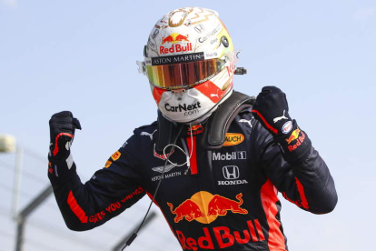 Verstappen celebra eufórico su triunfo en Silverstone. LENNON