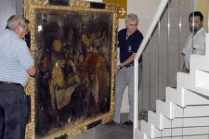 Imagen de archivo del momento en el que el «Tiziano de Sahagún» llega al Museo de León.