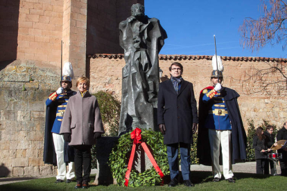 Momento del homenaje ante el monumento a Unamuno, ayer, en Salamanca.