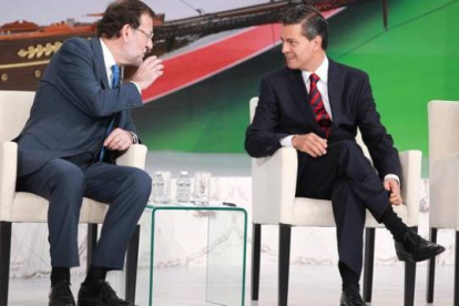 Mariano Rajoy conversa con el presidente mexicano, Enrique Peña Nieto, en el foro de Veracruz.