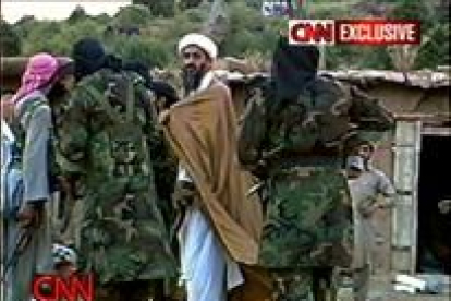 Osama Bin Laden aparece rodeado por miembros de Al Qaida en un campo de entrenamiento
