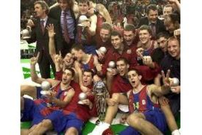 La plantilla del Barcelona celebra en la pista el 19.º título de Copa del Rey conseguido por su club