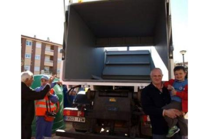 El presidente de la mancomunidad, segundo por la izquierda, con otros alcaldes y los nuevos contened