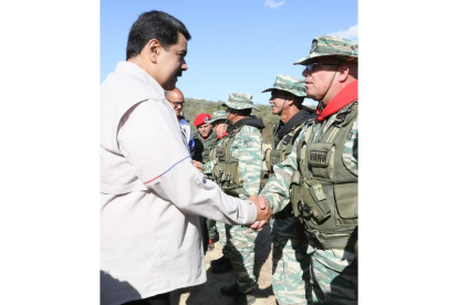 Nicolás Maduro con un grupo de  militares. MRAFLORES