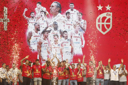 Los integrantes de la selección española de baloncesto dedican el título a una afición entregada. J. MARTÍN