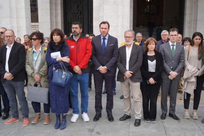 El alcalde de Valladolid y la corporación, durante el minuto de silencio ayer por el asesinato. AYTO VALLADOLID