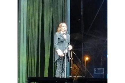 Luz Casal, en un momento del concierto organizado por la Consejería de Medio Ambiente en Riaño. CAMPOS