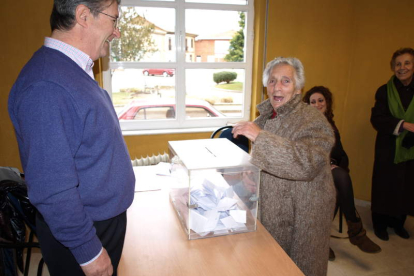 Una mujer deposita su voto durante la consulta popular celebrada ayer en Villademor.