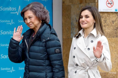 Doña Sofía y la Reina Letizia a su llegada juntas al hospital