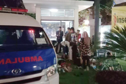 Una ambulancia junto a un hotel en la isla de Lombok.