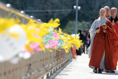 Monjes budistas celebran una ceremonia en memoria de las víctimas del 'Sewol', en Jindo, al sur de Seúl.