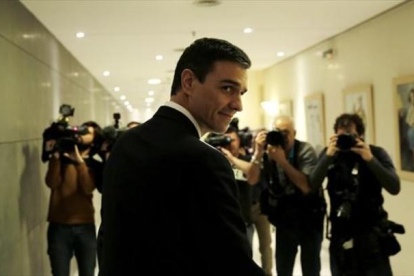 El secretario general del PSOE, Pedro Sánchez, ayer, en el Congreso, tras su entrevista con el Rey.