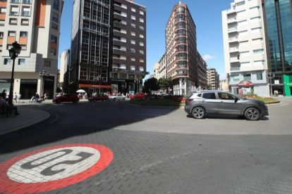 Imagen de la plaza de Lázurtegui, eje del tráfico rodado en Ponferrada. L. DE LA MATA