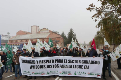 Imagen de la manifestación de ganaderos de leche por los precios en producción. MARIAM A. MONTESINOS