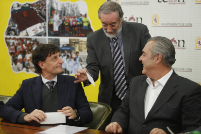 El tesorero recoge el cheque del representante de Subel en presencia de Rajoy. JESÚS F. SALVADORES
