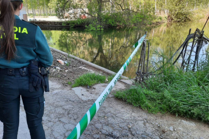 La Guardia Civil investiga las causas del fallecimiento de una perdsona cuyo cadáver ha sido encontrado este miércoles por la mañana en las inmediaciones del río Órbigo a su paso por la localidad zamorana de Benavente. EFE / GUARDIA CIVIL