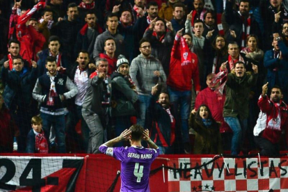 Sergio Ramos provoca a los aficionados sevillistas tras marcar de penalti en el partido de Copa en el Sánchez Pizjuán.
