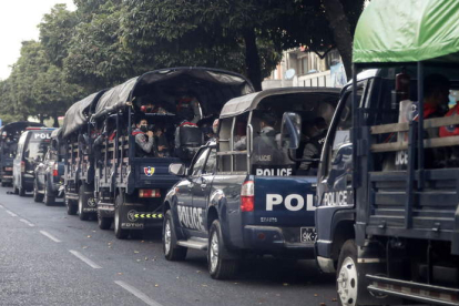 La policía y el ejército toman las calles de Yangón. LYNN BO BO