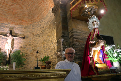 Jesús Álvarez, ayer, en la parroquia de Cacabelos. ANA F. BARREDO